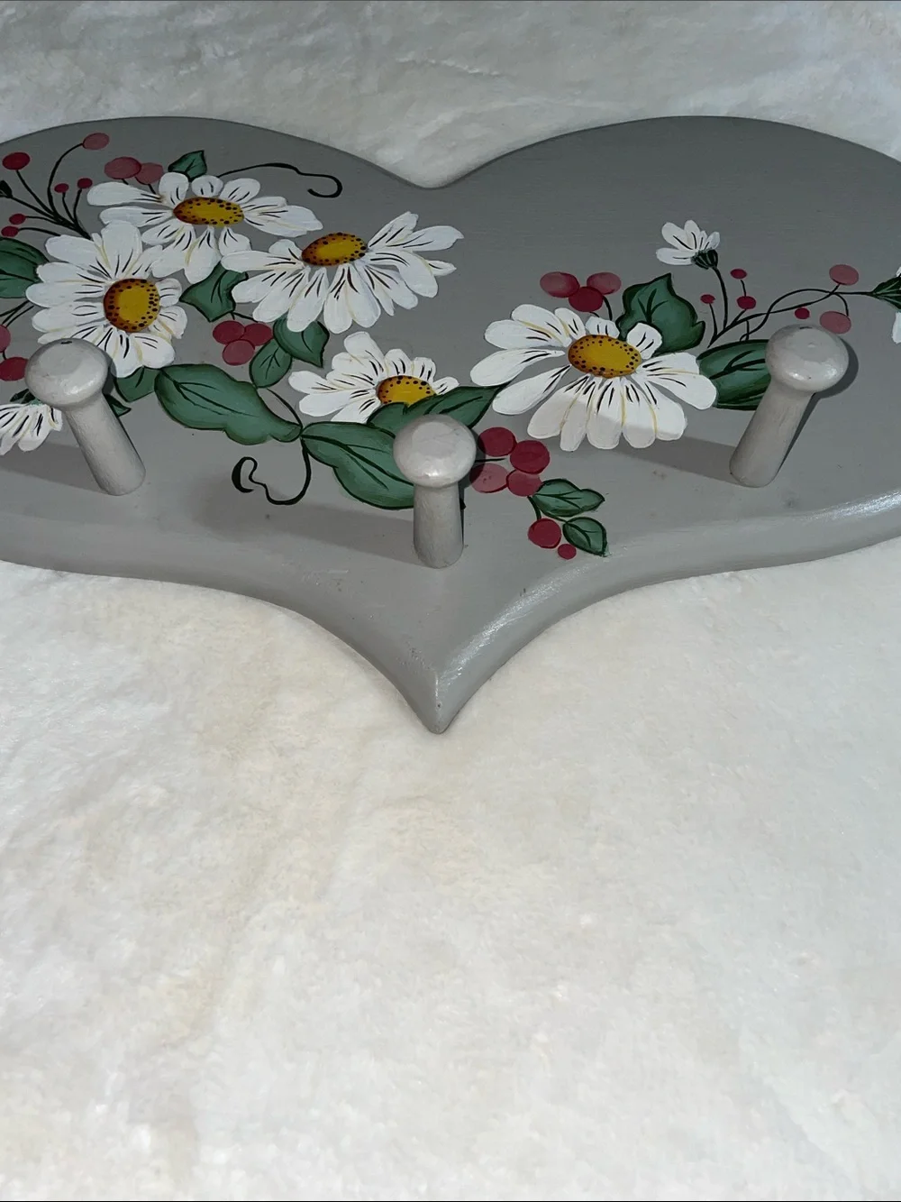 Hand-Painted Wooden Gray Heart Wall Hook Rack with White Daisies